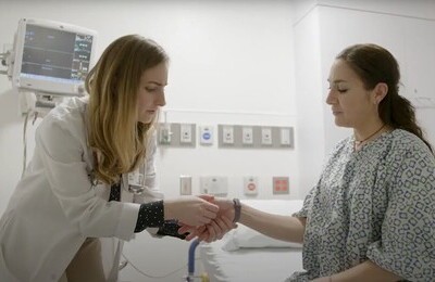 Кодирование Аквилонг в Сергиевом Посаде Врач держит пациентку за руку